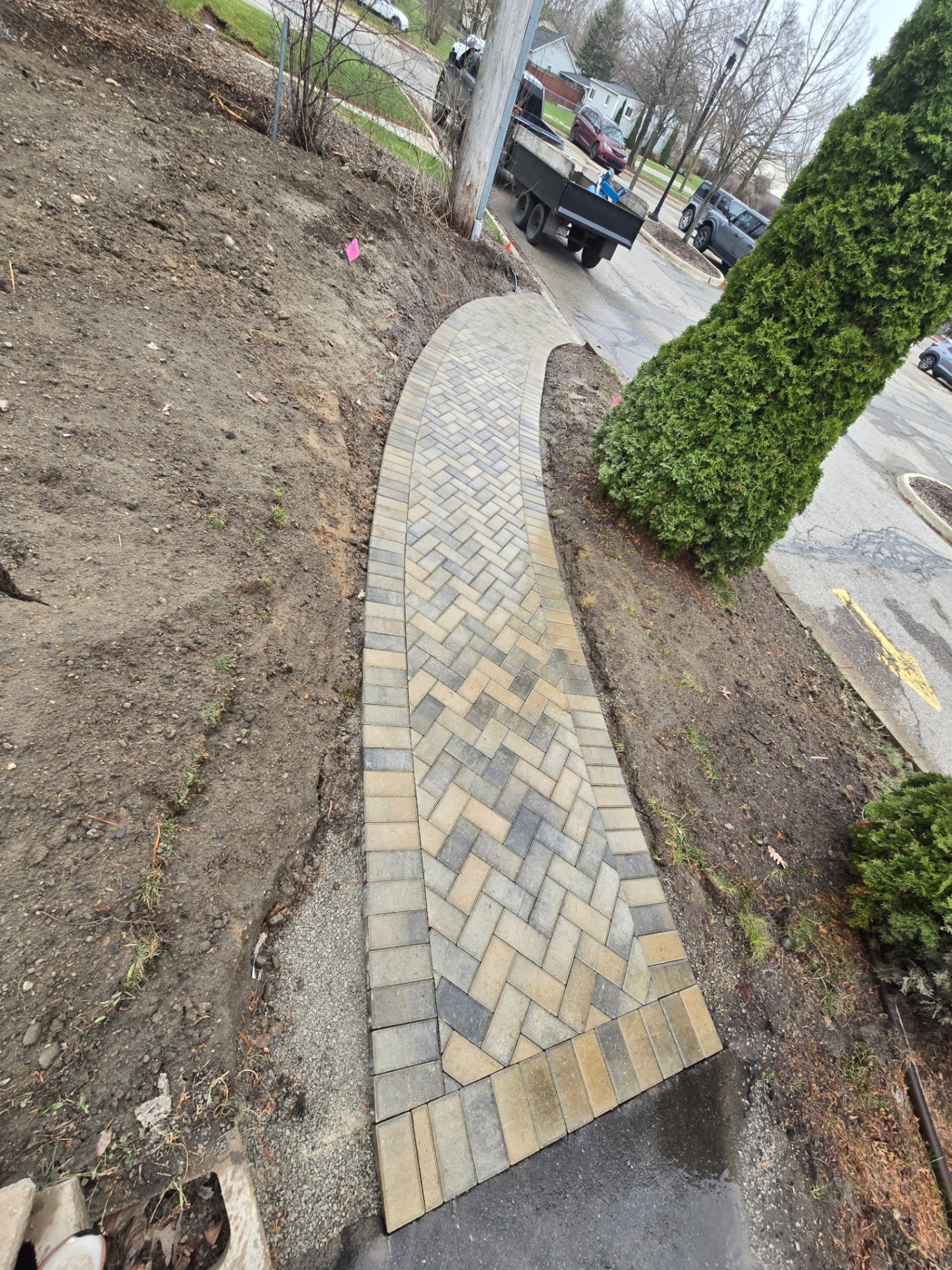 Herringbone Walkway & Retaining Wall – Photo 3